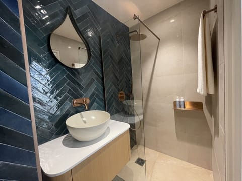 Junior Suite | Bathroom | Designer toiletries, towels, soap, shampoo