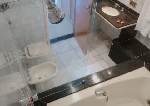 Suite (Tower) | Bathroom | Shower, free toiletries, hair dryer, towels