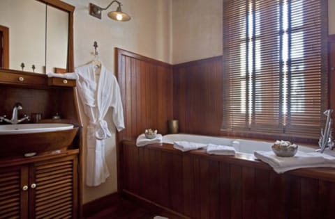 Suite Unik Prestige | Bathroom | Free toiletries, hair dryer, bidet, towels