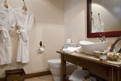 Unik Prestige Room | Bathroom | Free toiletries, hair dryer, bidet, towels