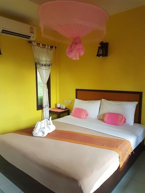 Bungalow with Air Conditioning | Free WiFi, bed sheets