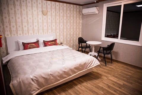 Standard Double Room | Desk, free WiFi