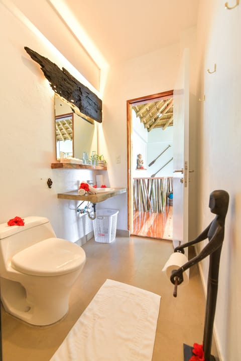 Sea Villa | Bathroom | Shower, hair dryer, bidet, towels