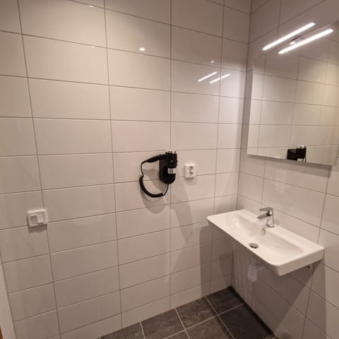 Shower, free toiletries, hair dryer, heated floors