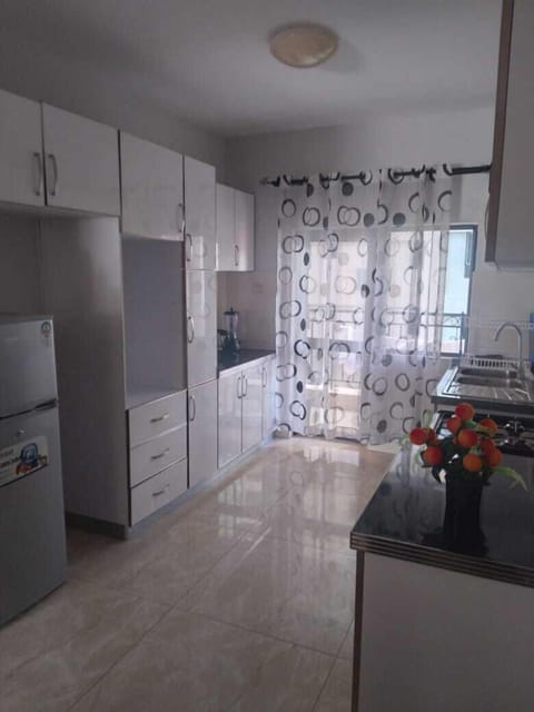 Elite Apartment | Private kitchen | Fridge, microwave, cookware/dishes/utensils