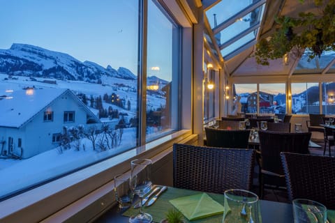 2 restaurants, lunch, dinner served; Italian cuisine