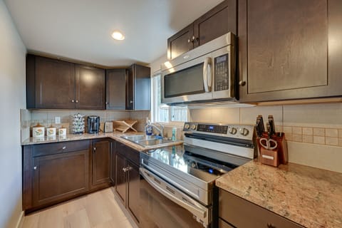 Apartment (0 Bedroom) | Private kitchen | Microwave, oven, stovetop, cookware/dishes/utensils