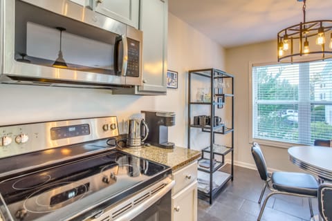 Apartment (2 Bedrooms) | Private kitchen | Cookware/dishes/utensils, paper towels