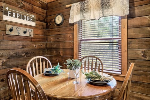 Basic Cabin | In-room dining