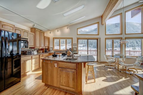 Premium House | Private kitchen | Full-size fridge, microwave, oven, stovetop