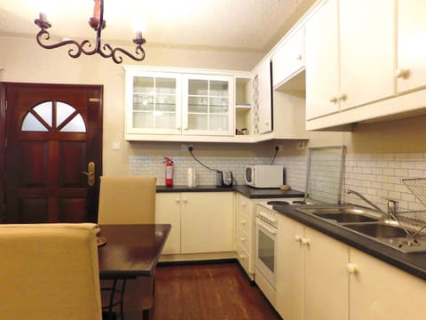 Business Studio, 1 Bedroom, Non Smoking | Private kitchenette | Fridge, microwave, stovetop, coffee/tea maker