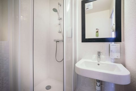 Shower, eco-friendly toiletries, towels