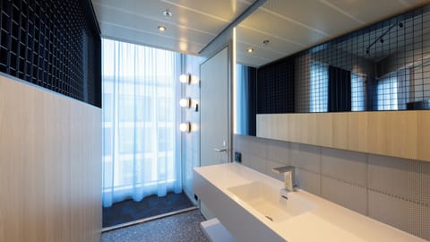 Junior Suite | Bathroom | Shower, rainfall showerhead, hair dryer, towels