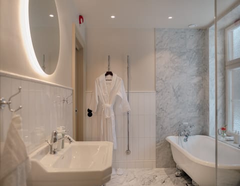 Suite | Bathroom | Free toiletries, hair dryer, heated floors, towels