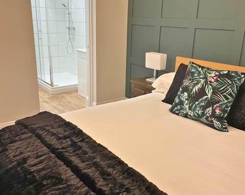 Comfort Double Room, 1 King Bed | Iron/ironing board, free WiFi, bed sheets