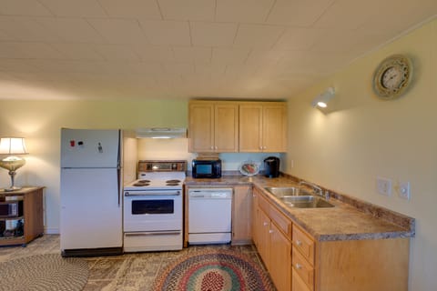 Apartment (1 Bedroom) | Private kitchen | Microwave, cookware/dishes/utensils, paper towels