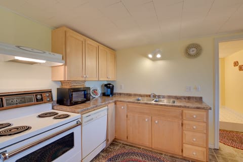 Apartment (1 Bedroom) | Private kitchen | Microwave, cookware/dishes/utensils, paper towels