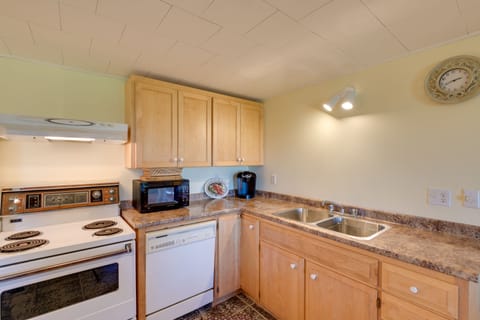 Apartment (1 Bedroom) | Private kitchen | Microwave, cookware/dishes/utensils, paper towels