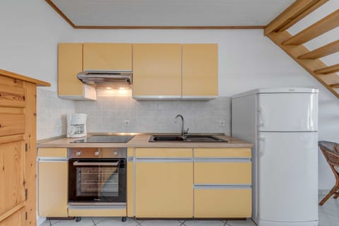 Apartment (Beachfront apartment Milan with balco) | Private kitchen | Full-size fridge, microwave, oven, stovetop