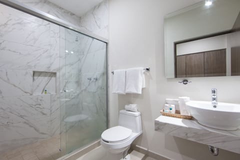 Junior Room | Bathroom | Shower, free toiletries, hair dryer, towels