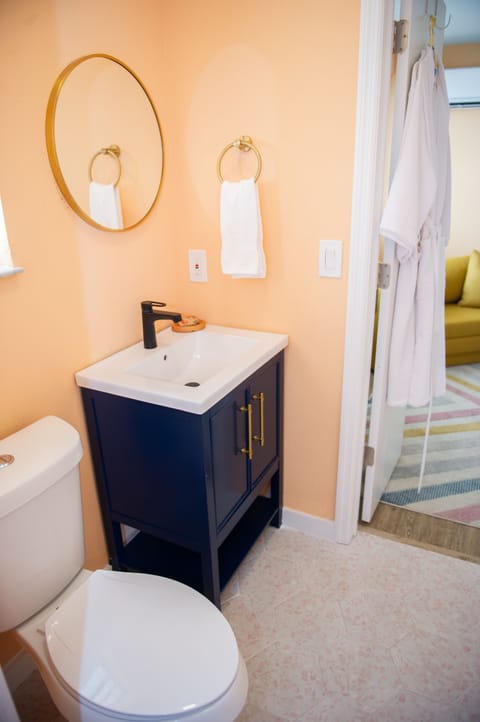 Standard Queen Room Gulf Front 22 | Bathroom | Shower, free toiletries, hair dryer, towels