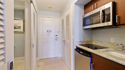 Executive Double Room | Private kitchenette | Mini-fridge, microwave, stovetop, coffee/tea maker