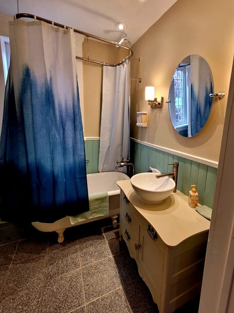 Superior Apartment | Bathroom | Free toiletries, hair dryer, towels, soap