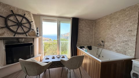 Luxury Room | In-room safe, desk, blackout drapes, free WiFi