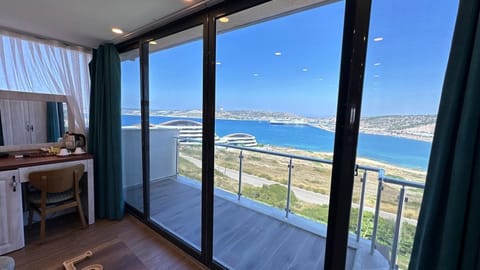 Luxury Room | In-room safe, desk, blackout drapes, free WiFi