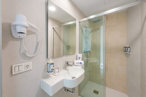 Deluxe Double Room | Bathroom | Rainfall showerhead, hair dryer, towels, soap