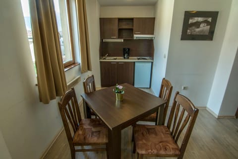 Apartment, 1 Bedroom, Smoking, Balcony | Dining