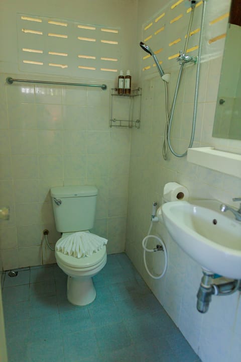 Small Bungalow Sea view | Bathroom | Shower, free toiletries, hair dryer, slippers