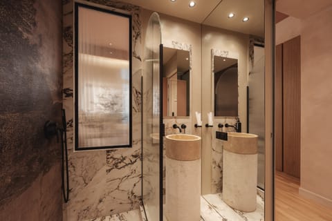 Suite (Principal) | Bathroom | Shower, hair dryer, bathrobes, towels