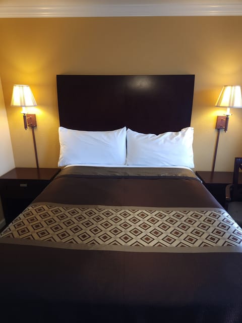 Comfort Room, 1 Queen Bed | Premium bedding, iron/ironing board, rollaway beds, free WiFi