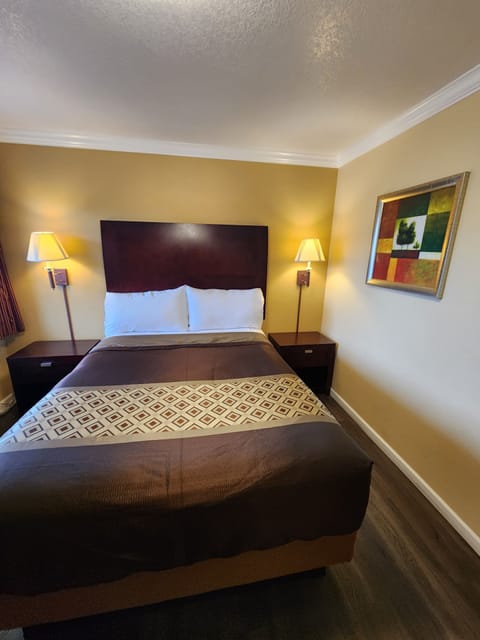 Comfort Room, 1 Queen Bed | Premium bedding, iron/ironing board, rollaway beds, free WiFi