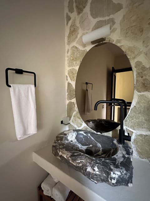 Comfort Double Room | Bathroom | Shower, rainfall showerhead, hair dryer, towels