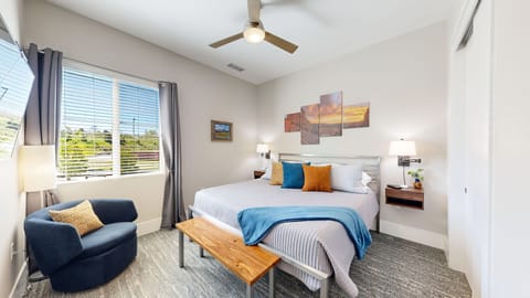 King Bed Tempur-Cloud mattress | Full Mirror | Smart TV| Room darkening curtains