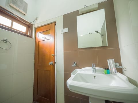 Economy Room | Bathroom | Shower, rainfall showerhead, free toiletries, hair dryer