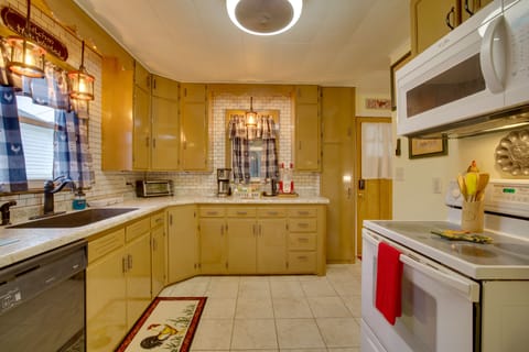 House (5 Bedrooms) | Private kitchen | Microwave, oven, stovetop, dishwasher