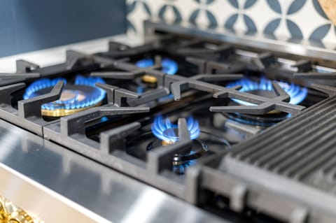 Equiped with gas stovetops for precise cooking.