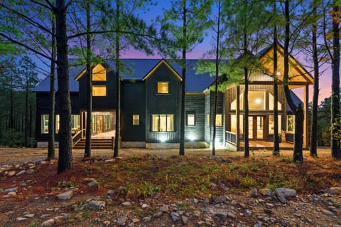 Beautiful cabin located on the side of a mountain for breathtaking views.