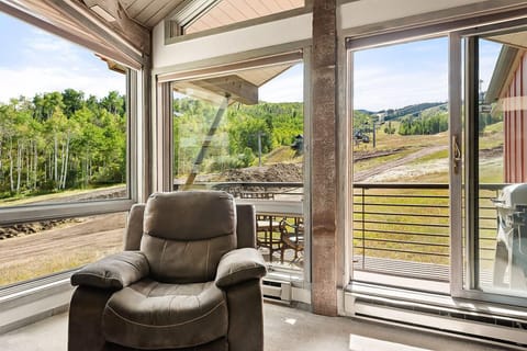 Deluxe Condo, 4 Bedrooms, Balcony, Mountain View (307) | Living area | 42-inch flat-screen TV with cable channels, fireplace