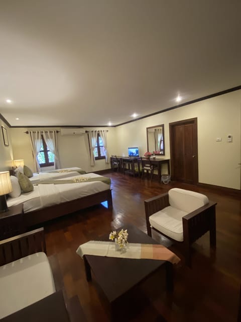 Deluxe Triple Room | In-room safe, individually decorated, individually furnished, desk