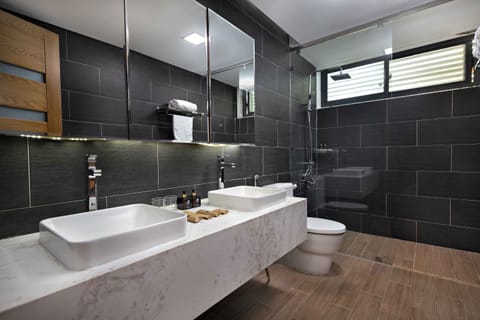 Deluxe Villa, 4 Bedrooms, Private Pool | Bathroom | Free toiletries, hair dryer, bathrobes, slippers