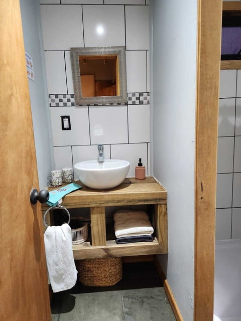 Superior Cabin | Bathroom | Shower, rainfall showerhead, hair dryer, towels