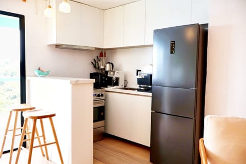 Deluxe Suite | Private kitchen | Full-size fridge, microwave, oven, stovetop