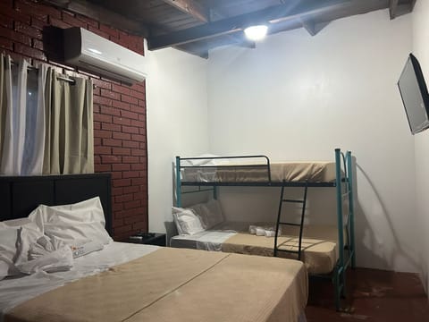 Triple Room | Iron/ironing board, free WiFi