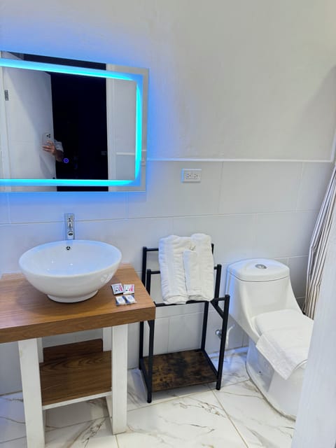 Business Double Room | Bathroom | Shower, rainfall showerhead, towels