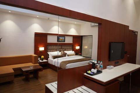 Premium Double Room | Egyptian cotton sheets, premium bedding, minibar, desk