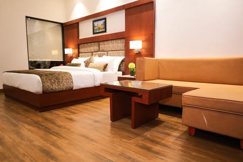 Luxury Double Room | Egyptian cotton sheets, premium bedding, minibar, desk